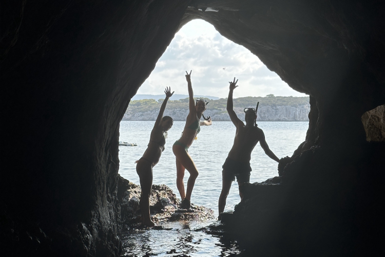 Persone durante il tour a Cala Dragunara ad Alghero