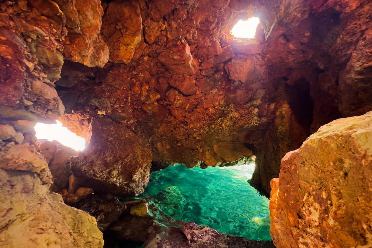 Grotta marina nella costa nord-ovest della Sardegna