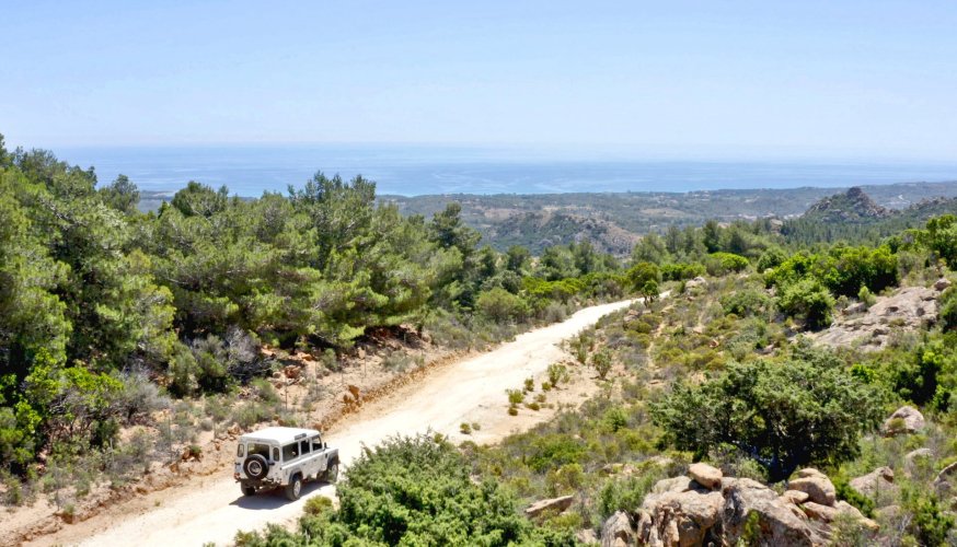Transfer in jeep verso l'inizio del sentiero costiero tra spiagge e scogliere del golfo del Pevero