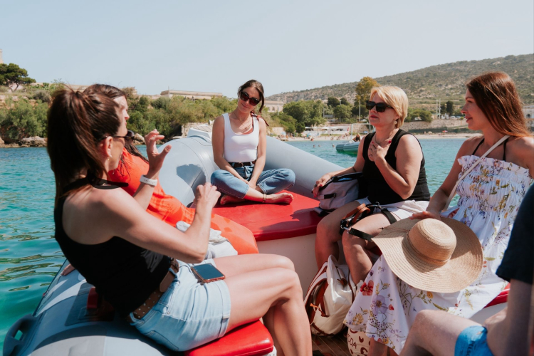 Turisti a bordo del tour in gommone a Cagliari