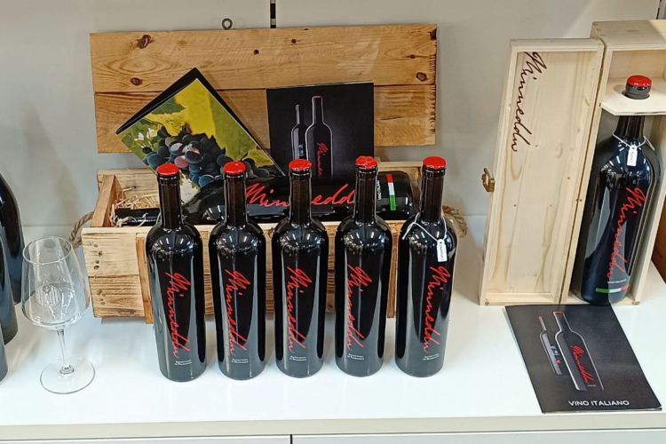 Bottiglie di vino sardo prodotte nella cantina di Mamoiada