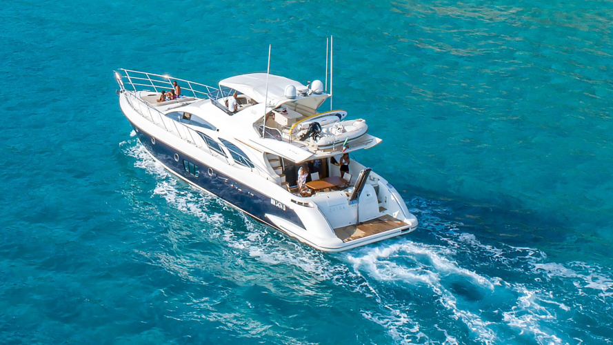 Un élégant yacht navigue dans les eaux de Porto Cervo