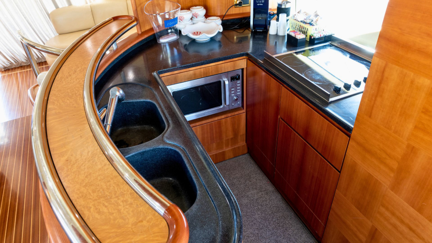 Un élégant yacht de luxe navigue dans les eaux cristallines de la Côte d'Émeraude