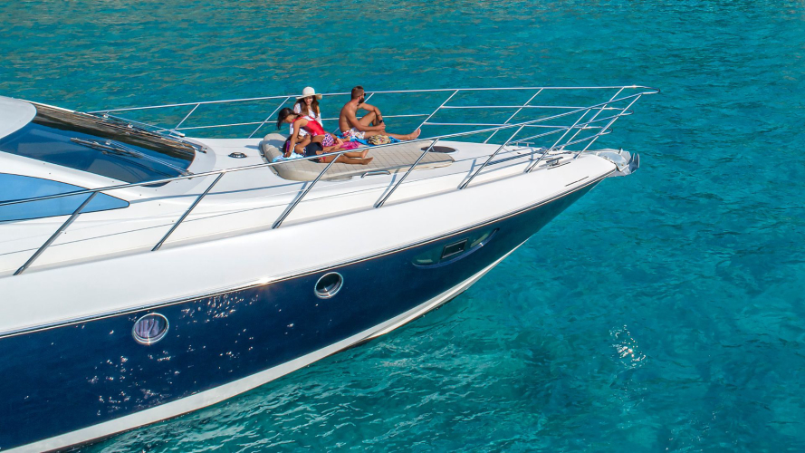 Un groupe de personnes profite du soleil à bord d'un yacht sur la Costa Smeralda