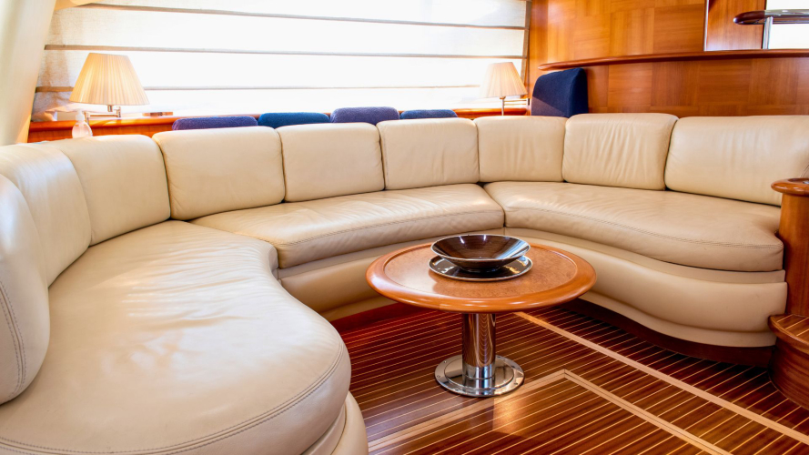 Des intérieurs élégants et des salons raffinés sur un yacht de luxe amarré à Poltu Quatu
