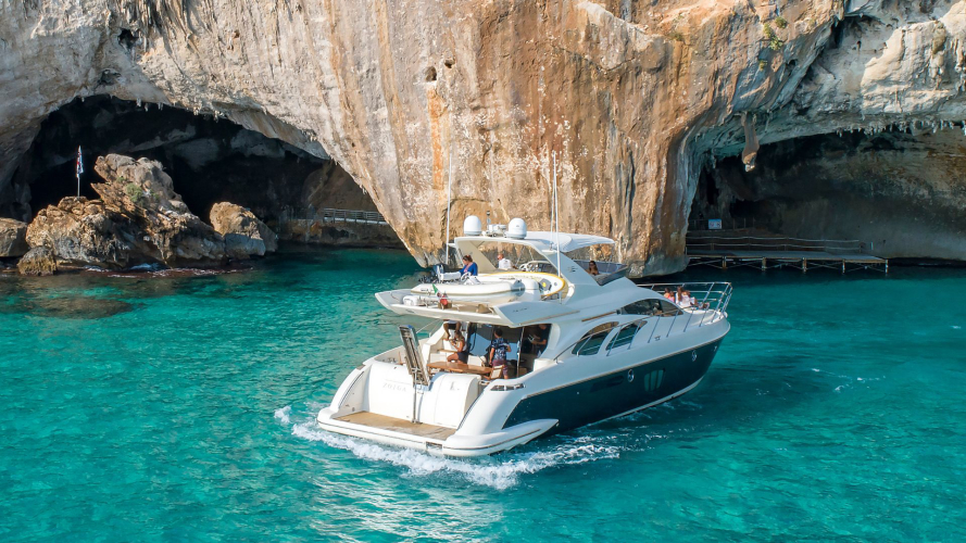 Un élégant yacht de luxe navigue dans les eaux cristallines du golfe d'Orosei