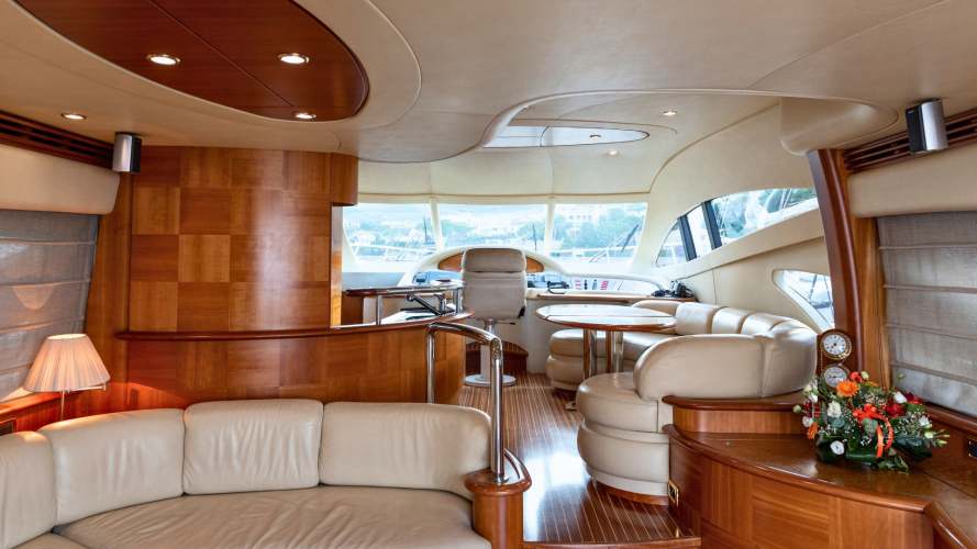 Intérieur d'un yacht de luxe avec canapés, table, fauteuils à Poltu Quatu