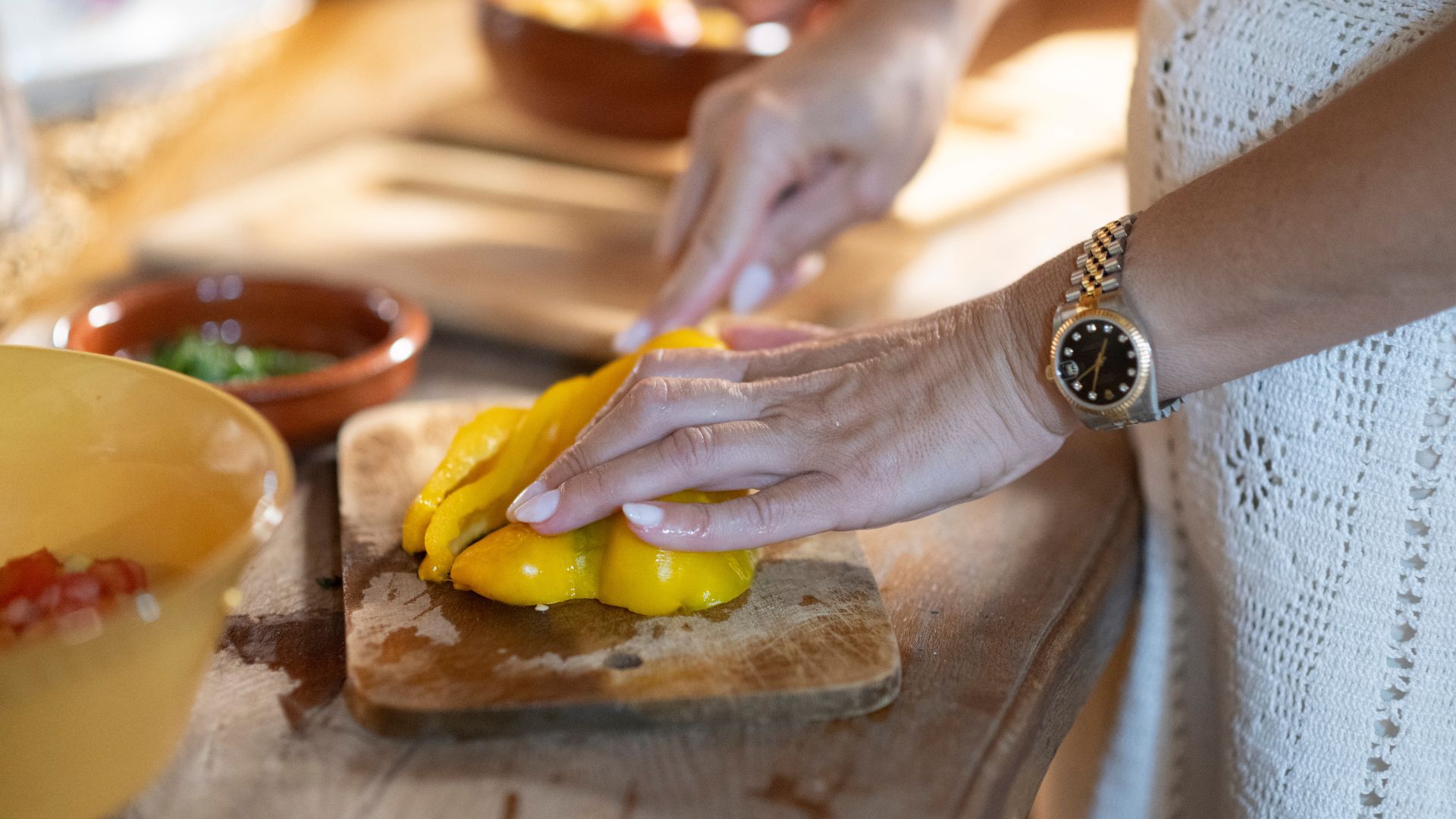 Une personne prépare du pain carasau dans une cuisine traditionnelle, entourée d'autres ingrédients et d'ustensiles de cuisine