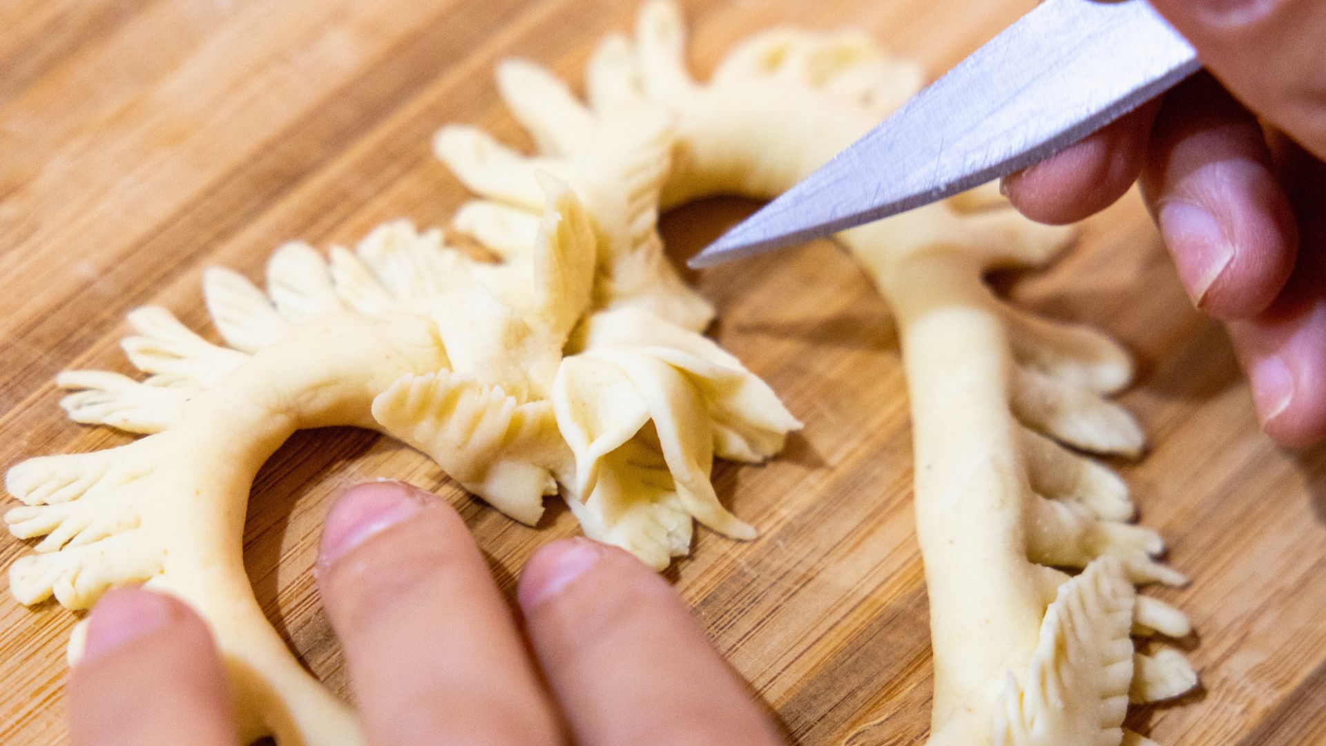 Personne qui décore le pain traditionnel