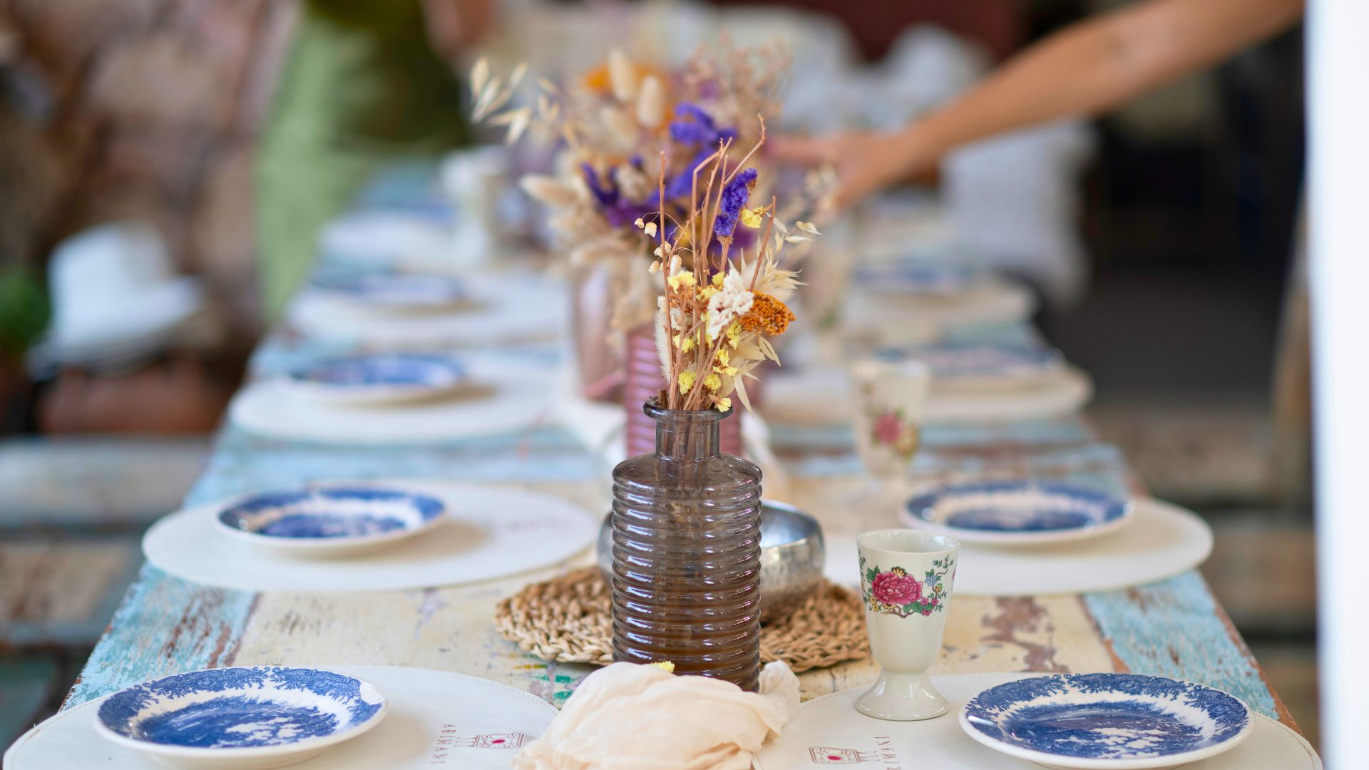 Set de table avec assiettes et verres en céramique bleue
