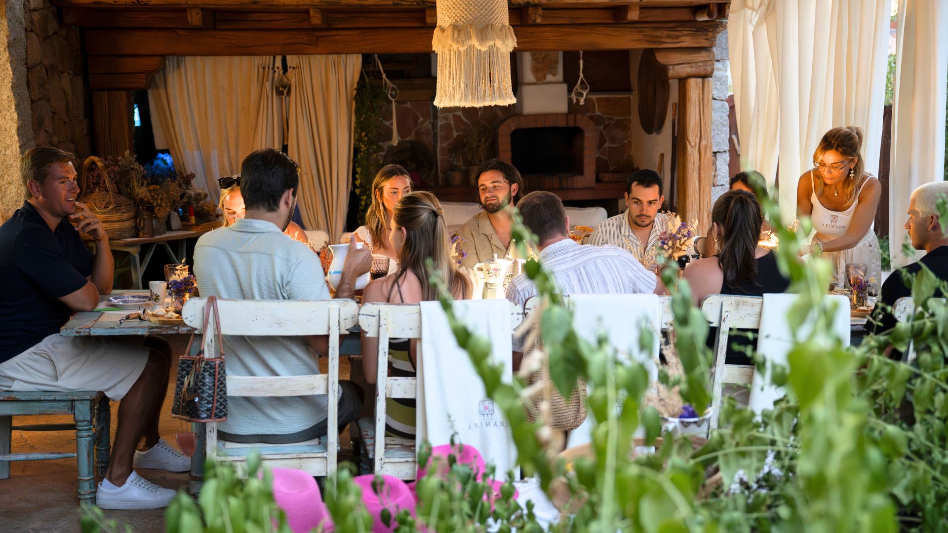 Groupe de personnes assises autour d'une table extérieure
