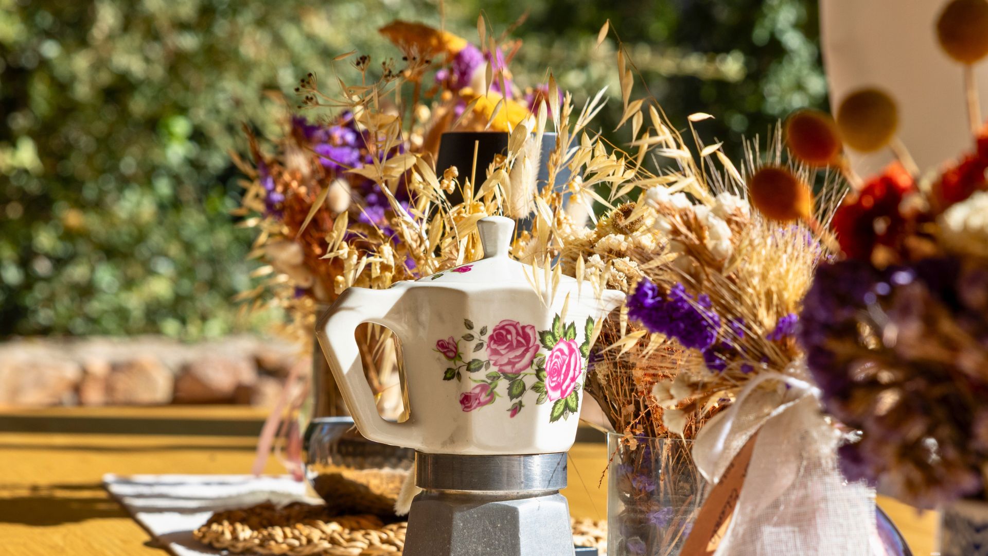 Un atelier de pain carasau à Olbia, avec de la pâte artisanale et une cuisson au four à bois, suivi d'une dégustation de vin Cannonau et de produits locaux