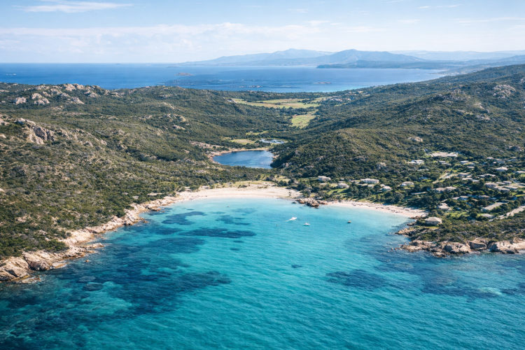 Veduta aerea della Spiaggia del Pevero con vista sul golfo e sulla costa
