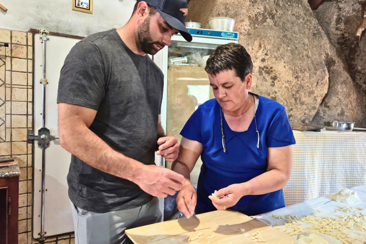 Un uomo impara a fare la pasta fresca tipica della Sardegna