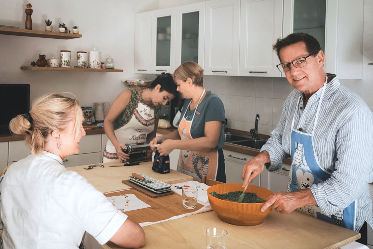 Gruppo di persone in cucina durante il laboratorio di pasta a Mamoiada