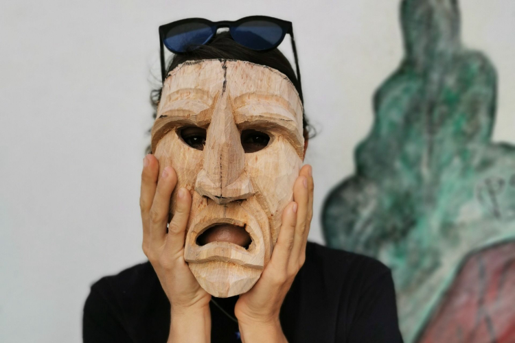 Persona indossa una maschera in legno tipica di Mamoiada