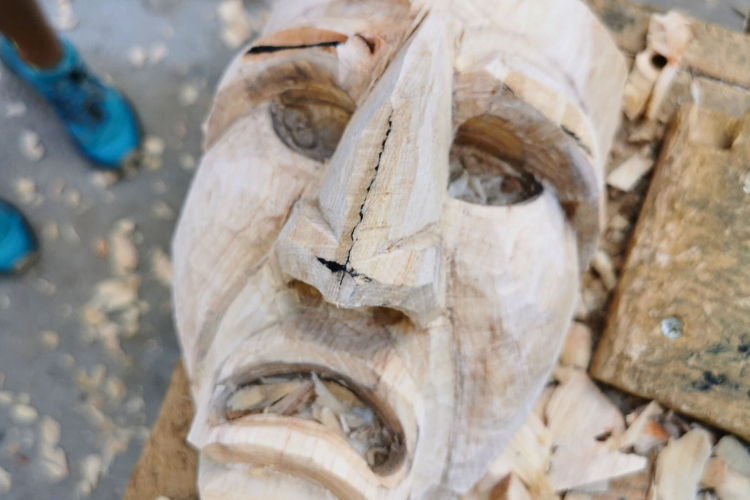 Una maschera in legno da Mamuthone in fase di lavorazione nel laboratorio del mascheraio