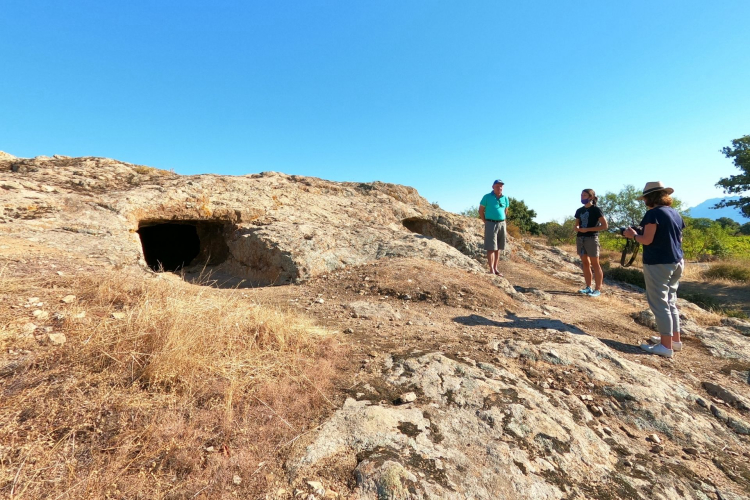 Tre persone esplorano un sito archeologico vicino Mamoiada