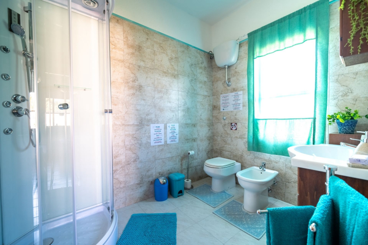 Salle de bain privée dans une chambre double à Cagliari