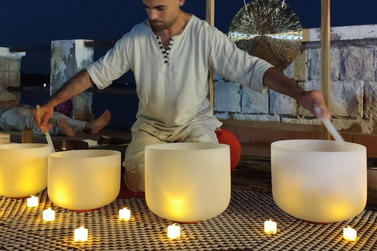 Le guide joue des instruments thérapeutiques lors d'une séance de guérison par le son