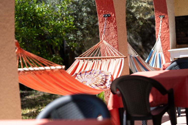 Hamacs dans l'espace détente de la maison d'hôtes de Cagliari