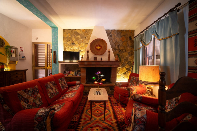 Salon aux lumières tamisées dans la maison d'hôtes de Cagliari