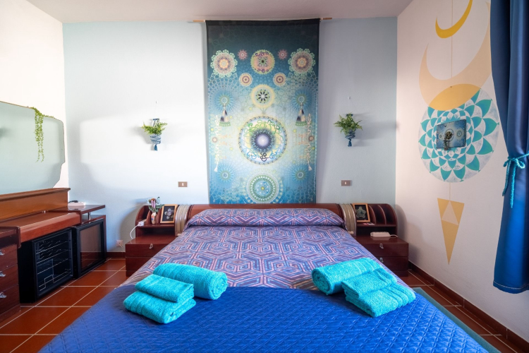 Chambre double dans l'établissement de Cagliari pour dormir et vivre une expérience de guérison sonore