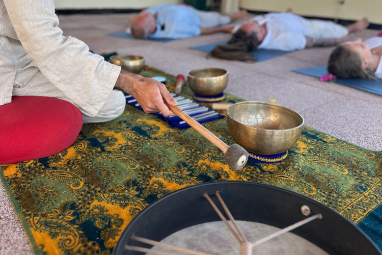 Thérapie de régénération sonore en groupe dans l'établissement de Cagliari