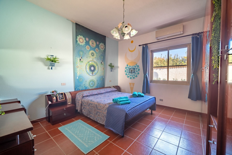 Chambre double dans l'établissement de Cagliari pour dormir et vivre une expérience de guérison sonore