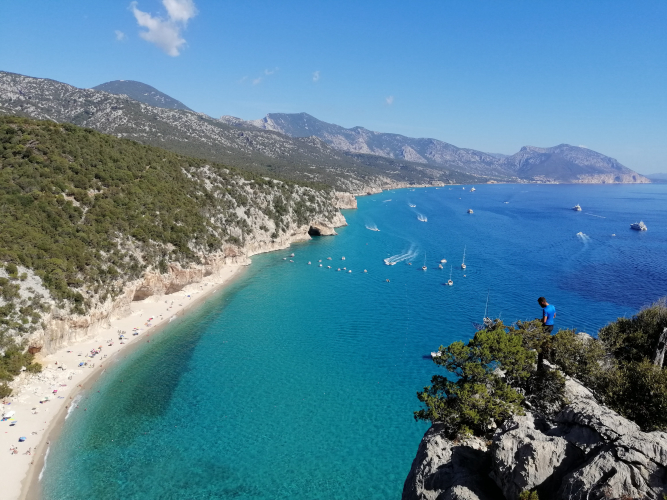 Vista dall'alto della costa orientale della Sardegna