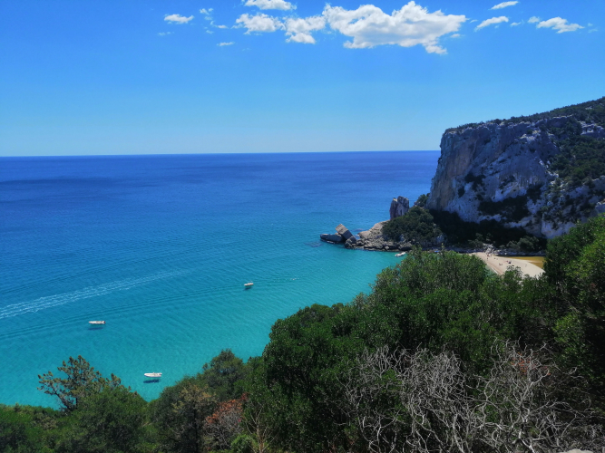 Vista del mare cristallino di Cala Luna dal sentiero