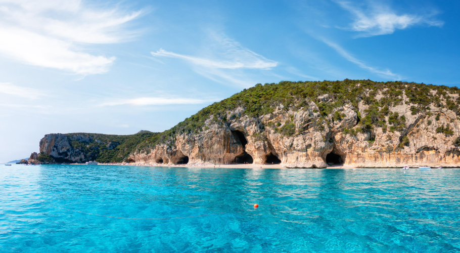 Acque cristalline di Cala Luna a Dorgali vista dal mare