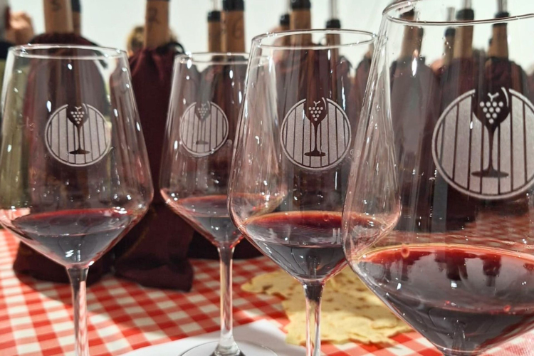 Calici di vino prodotto nell'azienda di Mamoiada