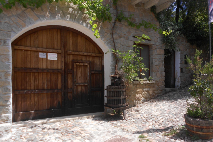 Ingesso alla cantina di Mamoiada nel rione Mamujone