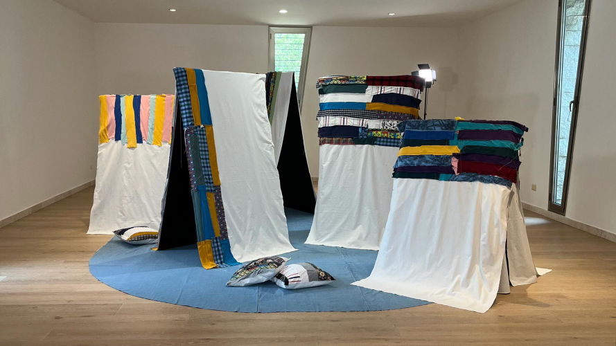 Opera d'arte con teli bianchi