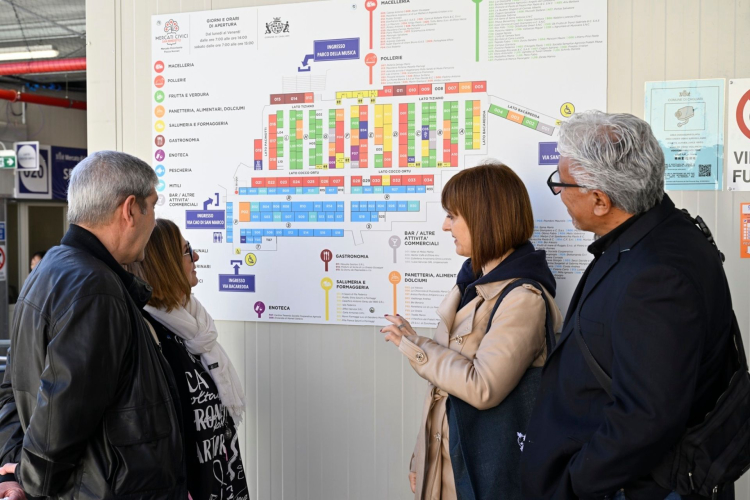 La guía explica a los visitantes la estructura del mercado de Cagliari