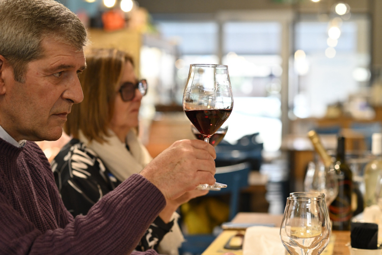 El participante observa las características del vino durante la degustación