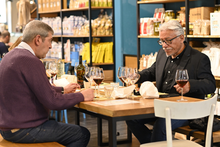 Los participantes en la degustación de vinos en Cagliari prueban los vinos
