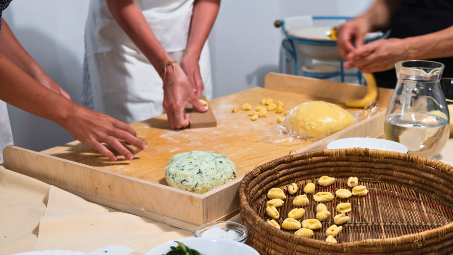 Persone che preparano ravioli in un laboratorio di cucina a Dorgali, in Sardegna.
