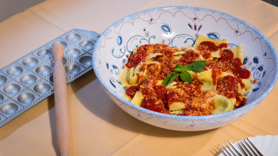 Un laboratorio di pasta fresca a Dorgali dove imparare a preparare ravioli alla dorgalese con ingredienti freschi e genuini. Impasterai, modellerai e cuocerai la pasta, assaporando il risultato con un sugo tradizionale e un calice di vino locale