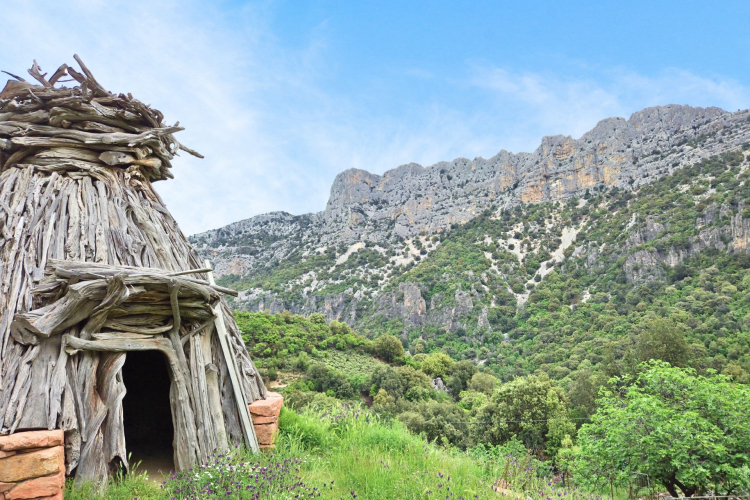 Cuile, tipica casa da pastore, con alle spalle il Supramonte di Urzulei