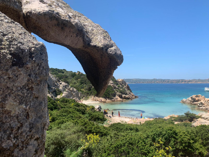 Granitfelsen im Norden Sardiniens an einem geschützten Strand