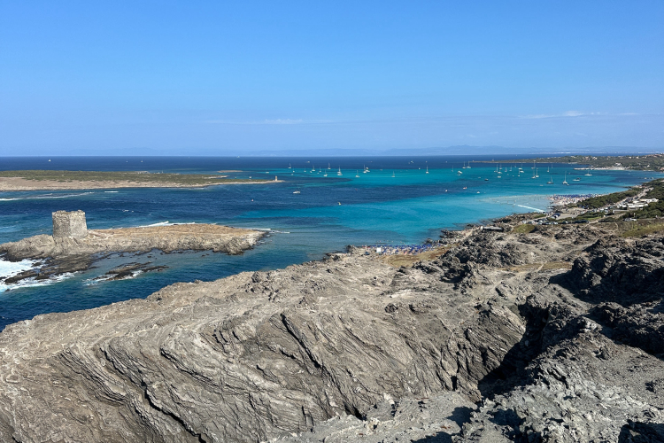 Vue aérienne d'un littoral aux eaux turquoises, falaises et plages bondées