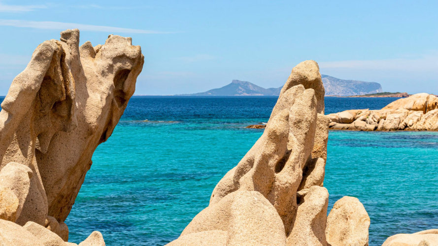 Escursione in gommone lungo la costa nord-est della Sardegna, con soste alle insenature di Capo Cerasa e alla Spiaggia del Dottore. Panorami mozzafiato e acque cristalline