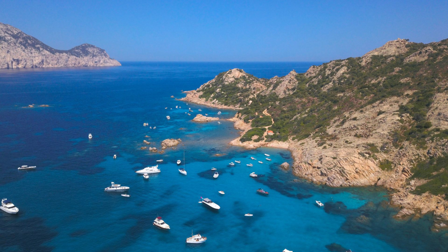 Escursione in gommone lungo la costa nord-est della Sardegna, tra Capo Ceraso, Spiaggia del Dottore, Isola Piana e Isola di Tavolara