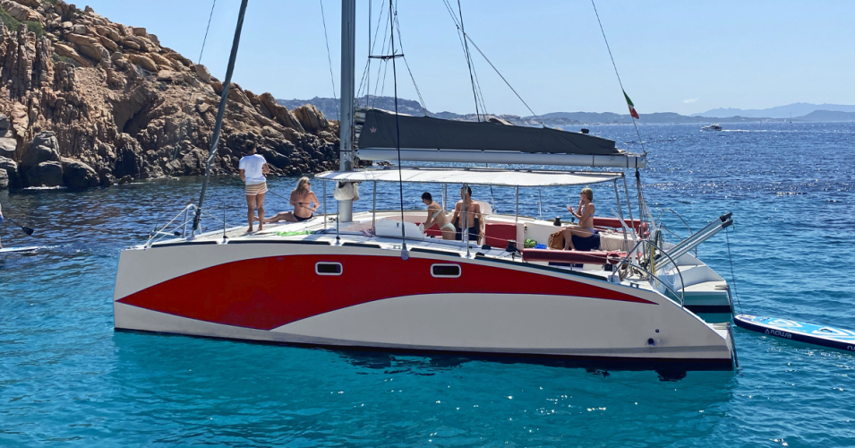 Catamarán estacionado en una de las calas del archipiélago de La Maddalena