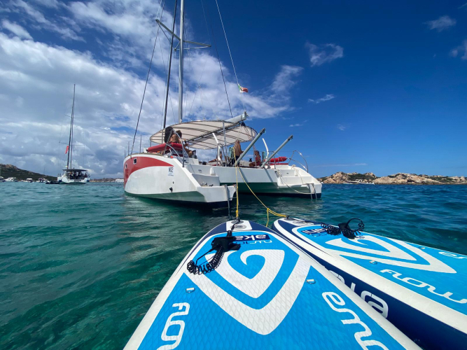 Catamarán con SUP durante el recorrido entre las islas del archipiélago de La Maddalena