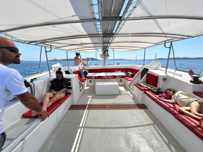 las personas a bordo del catamarán se relajan durante el recorrido a La Maddalena