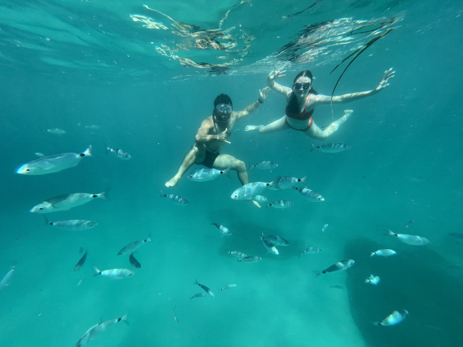 Persone fanno snorkeling durante il tour in gommone a Cagliari