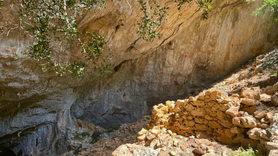 Una cueva kárstica con una exuberante vegetación mediterránea y senderos panorámicos en el Supramonte de Dorgali y Oliena.